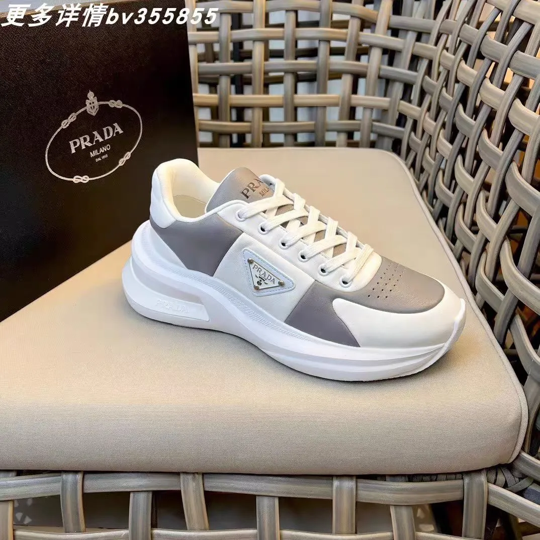 P440 Prad* men's new soft leather casual sneakers. This sneaker is made of Napa cowhide. The leather is soft and fine, with a natural texture, which improves breathability. The outer side is coated with an enamel metal triangle logo to embellish the shoe body. The tongue and heel are decorated with brand letter logo details. Ultra-lightweight 6cm concave and convex rubber thick sole with PRADA letter logo on the side and cowhide lining. It feels comfortable on the foot and is exquisite and versatile!
